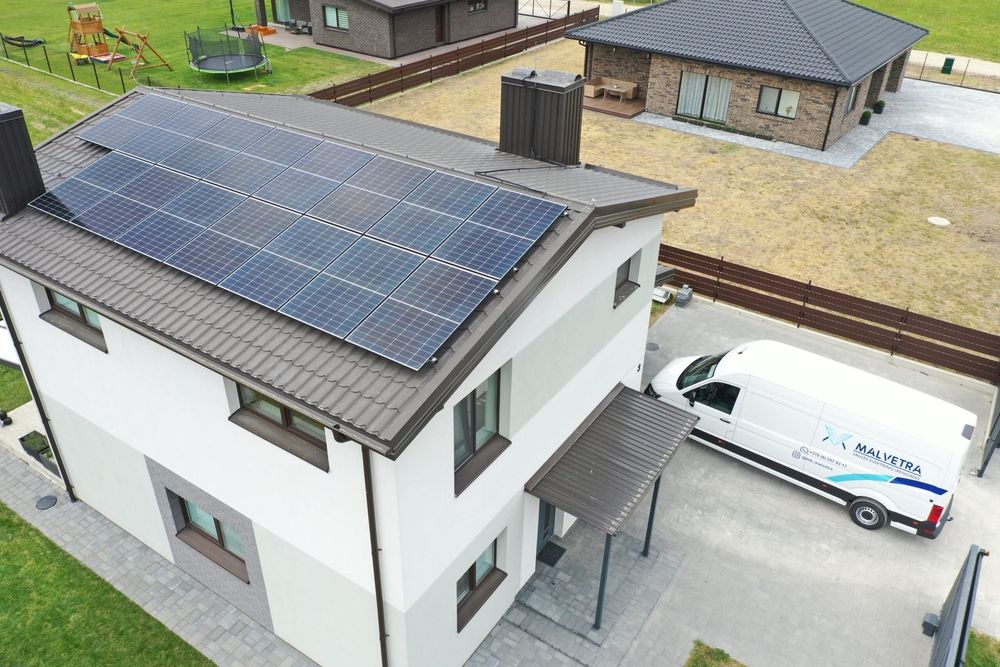 Namas su saulės elektrine ir Malvetra furgonu